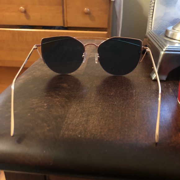 Sunglasses - Picture 3 of 4
